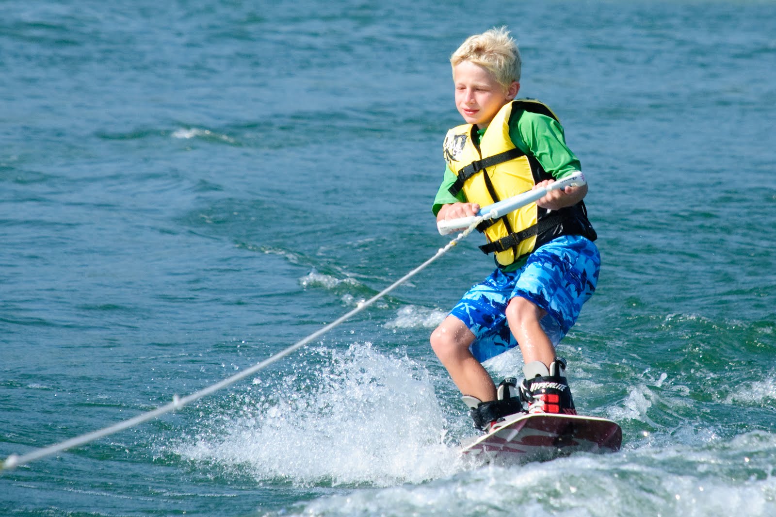 Do water sports. Водные виды спорта. Кататься на водных лыжах. Дети на водных лыжах. Доска для катания за катером.